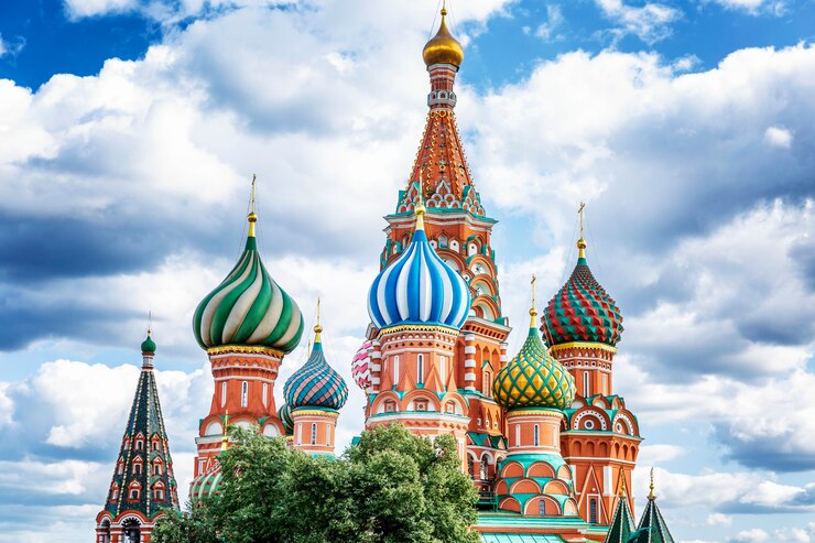 Photo st. basil's cathedral on a background of blue cloudy sky. beautiful city landscape.