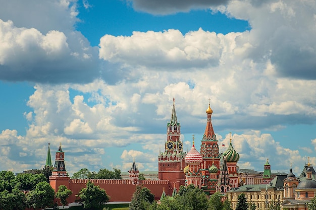 St. Basil's Cathedral en muren en toren van het Kremlin op het Rode plein