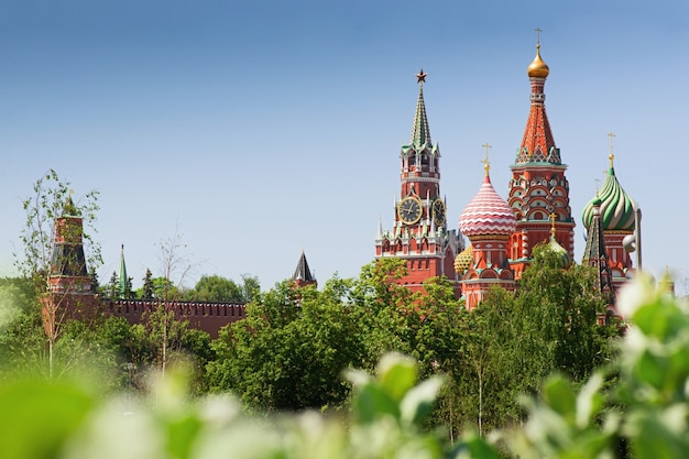 St. basil's cathedral en spasskaya toren moskou kremlin zomerdag stadsgezicht