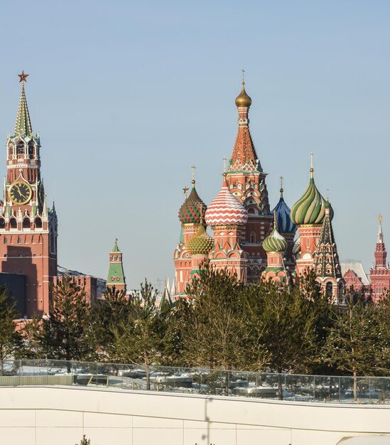 St Basil's Cathedral en Spasskaya toren van het Kremlin . van Moskou