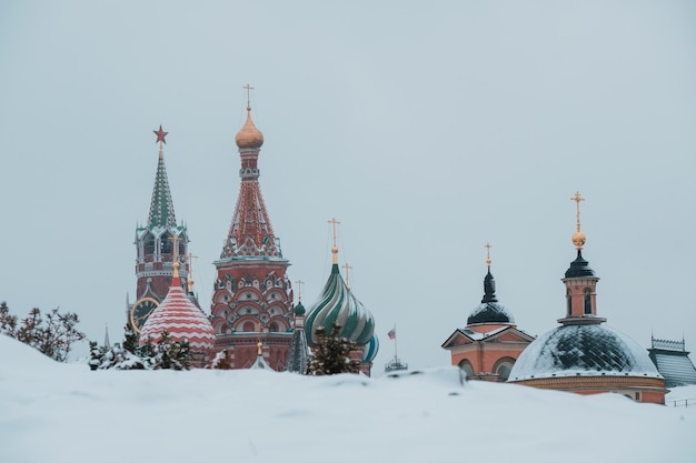 St Basil's Cathedral in Moskou bedekt met sneeuw Russische toeristische bezienswaardigheid op het Rode plein in de winter