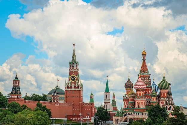 Собор Василия Блаженного и Кремлевские стены и башня на Красной площади