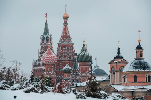 Собор Василия Блаженного в Москве, покрытый снегом, российская туристическая достопримечательность на Красной площади зимой