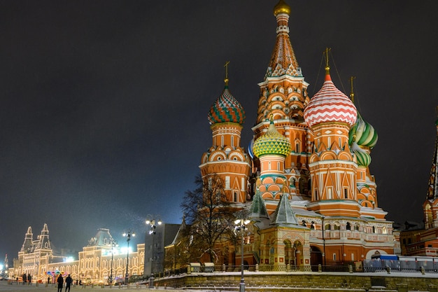 St. basil's cathedral op de achtergrond van de kerststraat 's nachts en het rode plein de sneeuwstorm