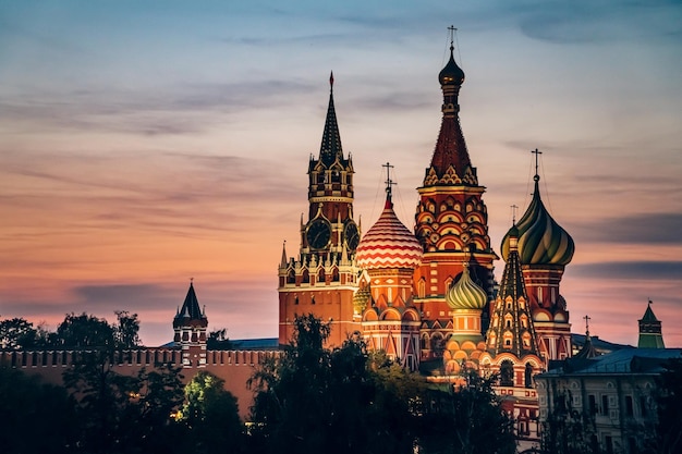 St. Basil's Cathedral op het Rode Plein in Moskou bij zonsondergang een beroemd monument van Russische architectuur