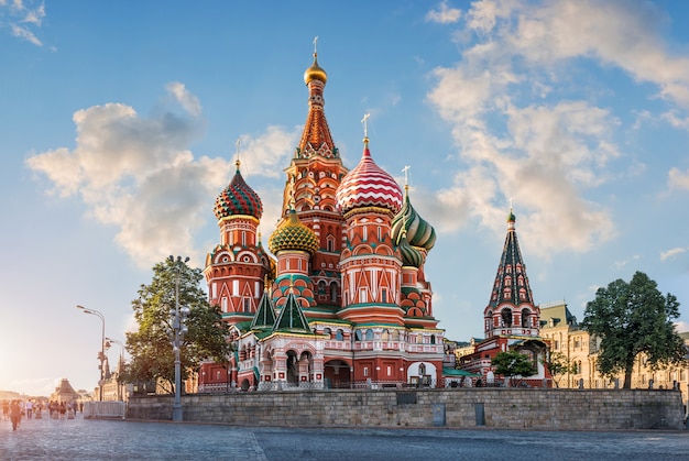 St. basil's cathedral op het rode plein in moskou en de wolken in de blauwe lucht