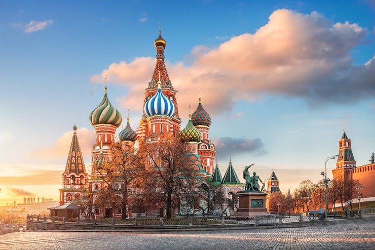 St. Basil's Cathedral op het Rode Plein in Moskou onder een blauwe hemel met roze wolken in het licht van de ochtendzon