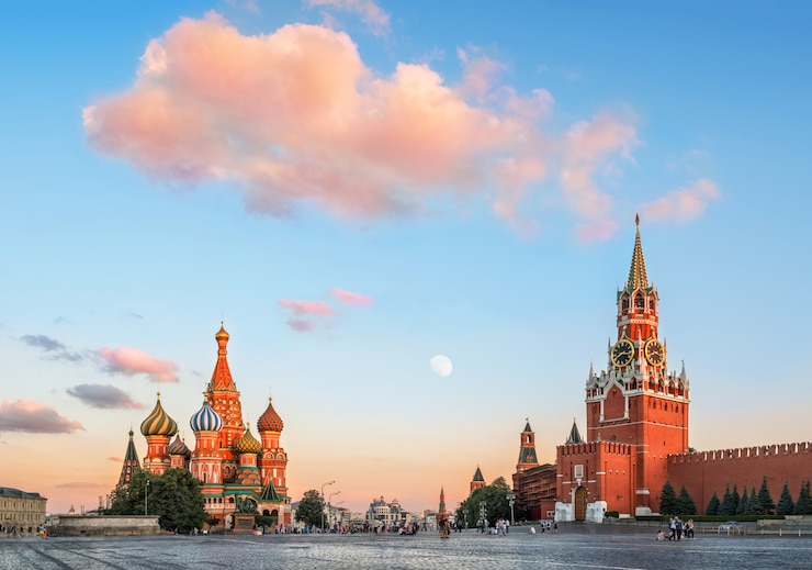 St. Basil's Cathedral op het Rode Plein in Moskou onder een roze wolk