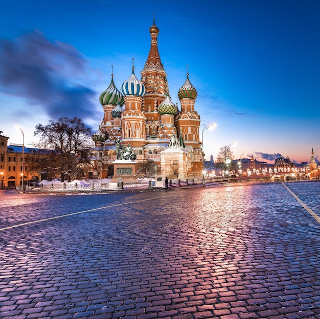 St. basil's cathedral op het rode plein in moskou.