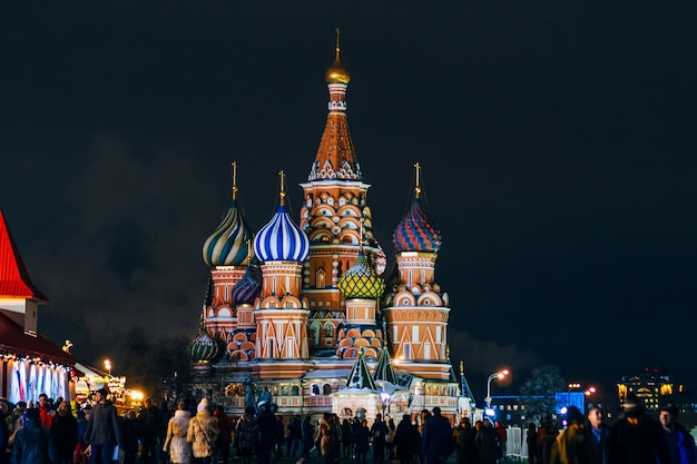 St Basil's kathedraal op het Rode Plein, Moskou, Rusland. Winter nacht