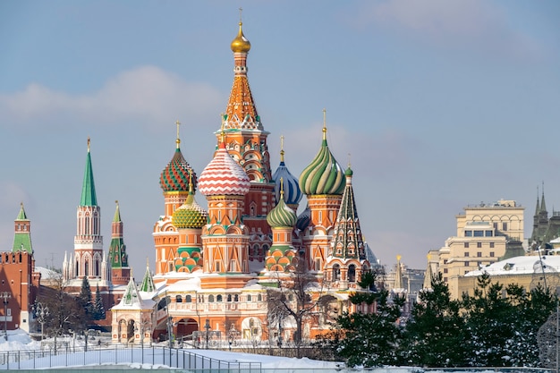 Foto vista della cattedrale di san basilio da zaryadye park in inverno mosca russia