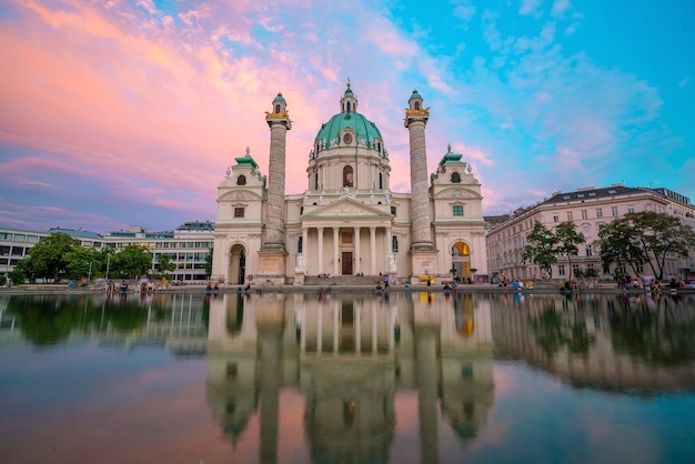 황혼의 오스트리아 비엔나에 있는 성 카를 교회(Karlskirche)