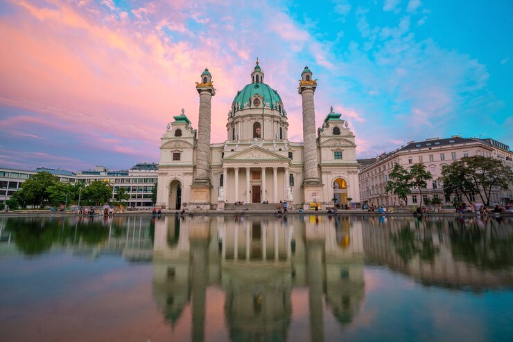 Церковь Святого Карла (Karlskirche) в Вене, Австрия в сумерках