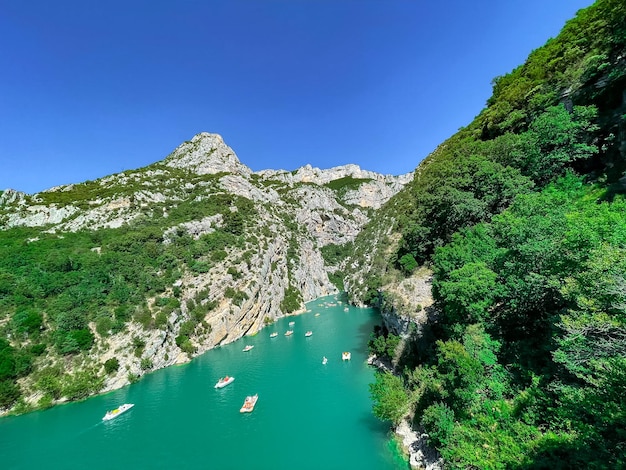 Озеро Сен-Круа, Вердонское ущелье, Прованс, Франция, солнечный день, вертикальное фото, место для текста