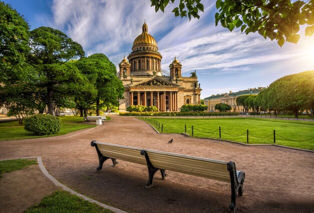 Исаакиевский собор и заброшенный парк в утреннем свете в Санкт-Петербурге