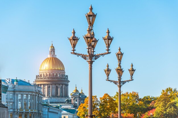 St. Isaac's Cathedral in de herfst, geeloranje bladeren, straatverlichting, Sint-Petersburg.