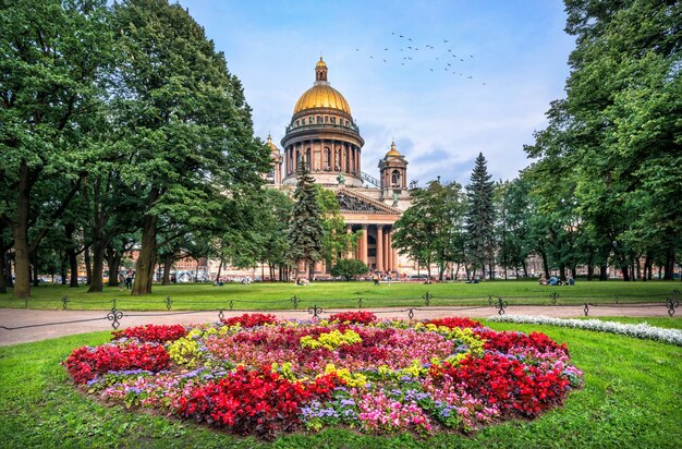 St. Isaac's Cathedral in St. Petersburg op een zomeravond en felgekleurde bloemen in een bloembed