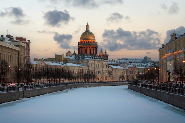 Собор Святого Исаака и набережная реки Мойка в зимнее утро в Санкт-Петербурге, Россия