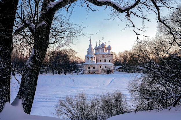 St John Chrysostom Church aan de oever van de rivier de Vologda op een winterochtend Vologda Russia