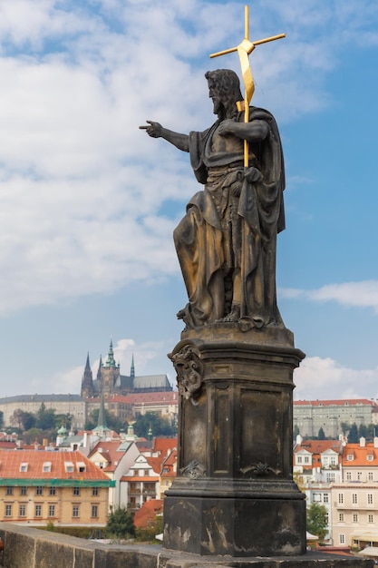 St john de baptist standbeeld op de charles bridge in praag tsjechische republiek