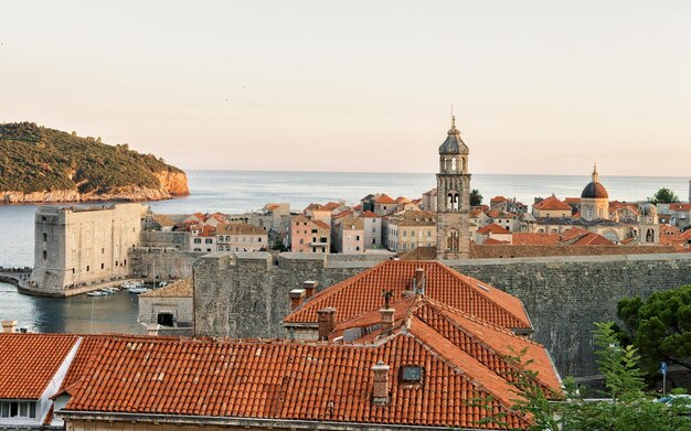 Форт Святого Иоанна и парусники в старом порту Адриатического моря в Дубровнике, Хорватия
