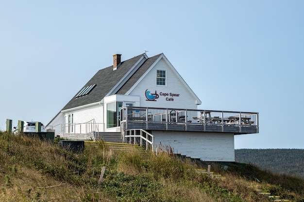 Photo st john's newfoundland canada 27092023 view of cape spear cafe from cape spear