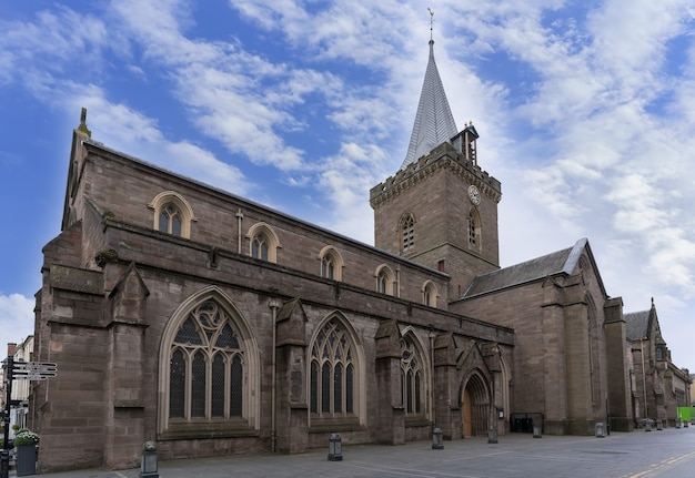 写真 セントジョンズカークは、スコットランドのパースで最も重要なバラの教会の1つです。
