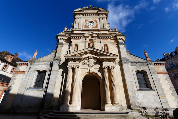 Foto st. louis kerk gebouwd tussen en het werd gereconstrueerd tijdens het tweede rijk fontainebleau frankrijk