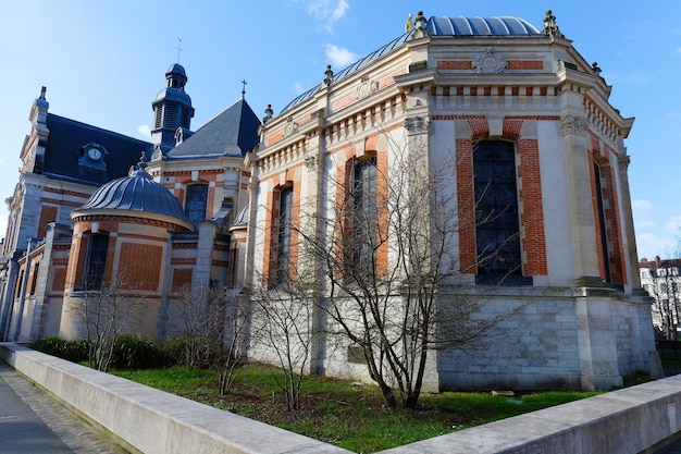 Foto st. louis kerk gebouwd tussen en het werd gereconstrueerd tijdens het tweede rijk fontainebleau frankrijk