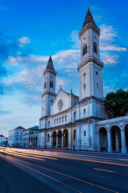 Foto chiesa di st. ludwig ludwigskirche la sera monaco di baviera germania