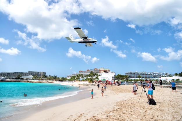 St Maarten, Nederland - 13 februari 2016: Internationale jetvlucht landt over Maho Beach op Princess Juliana Airport op het Caribische eiland St. Martin