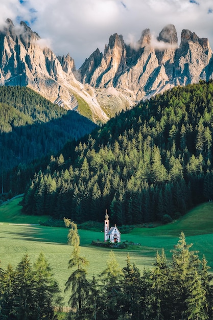 St Magdalena kerk in Val di Funes vallei Dolomieten Italië Furchetta en Sass Rigais bergtoppen