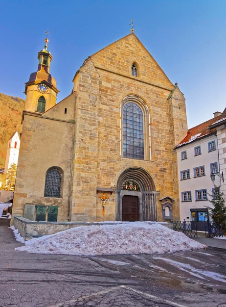 Святая Мария Химмельфарт (Успенский собор). Кур — столица кантона Граубюнден в Швейцарии. Он расположен в долине альпийского гризонского Рейна. Город является старейшим городом Швейцарии.