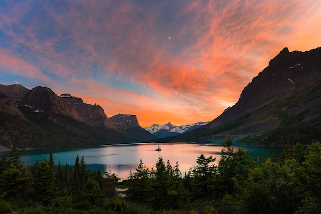 St. Mary Lake en wild ganseiland in het nationale park van de Gletsjer