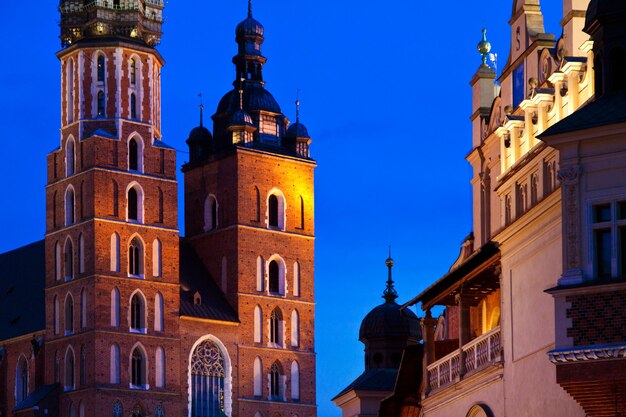 St Mary's kerk in Krakau 's nachts