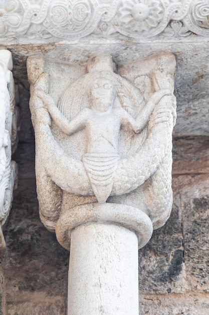 St Michael Abbey Sacra di San Michele Italië Gargoyle monster sculptuur 11e eeuw