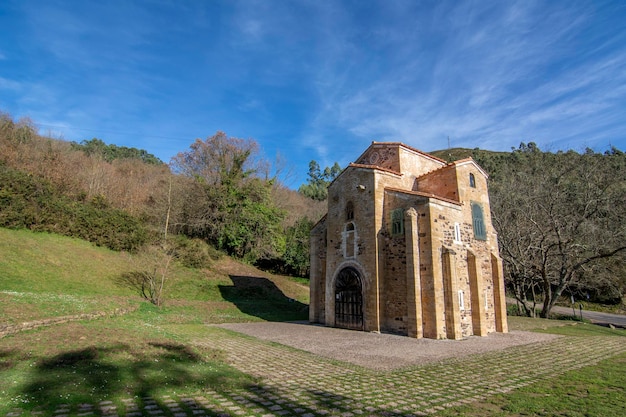 St Michael de Lillo is een rooms-katholieke kerk op de Naranco-berg Asturias