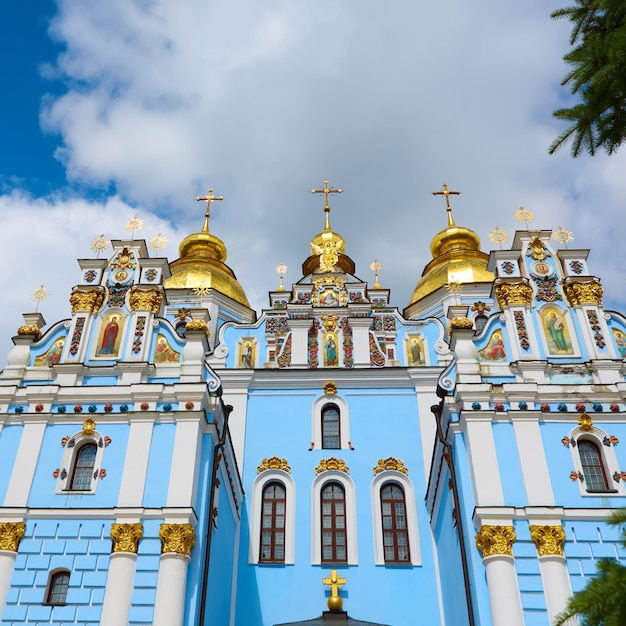 キーウウクライナの聖ミカエルのGoldenDomed修道院の有名な教会の複合体