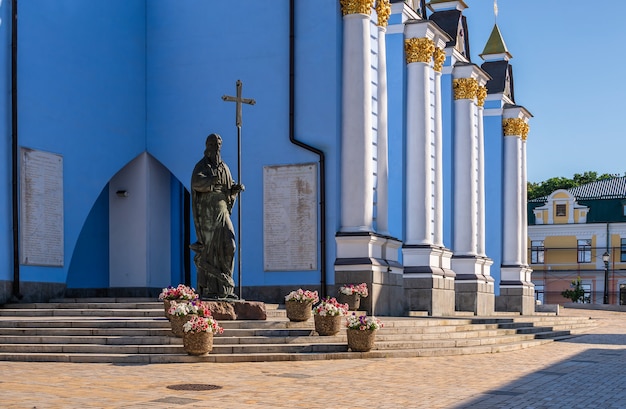 Фото Михайловский златоверхий монастырь в киеве, украина, солнечным летним утром