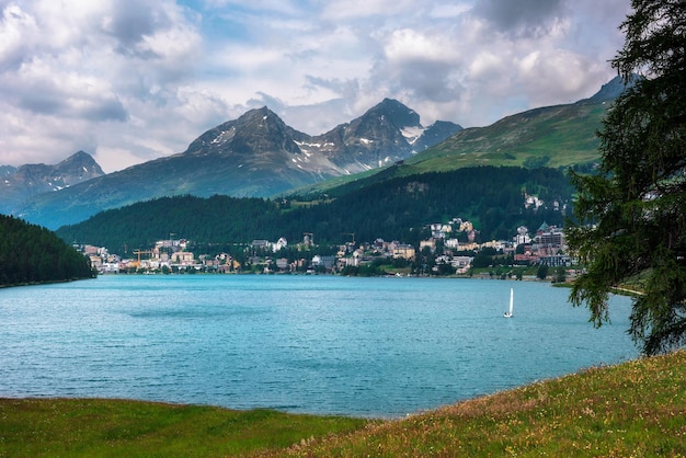 St Moritz met meer genaamd St Moritzsee en Zwitserse Alpen in Engadin Zwitserland
