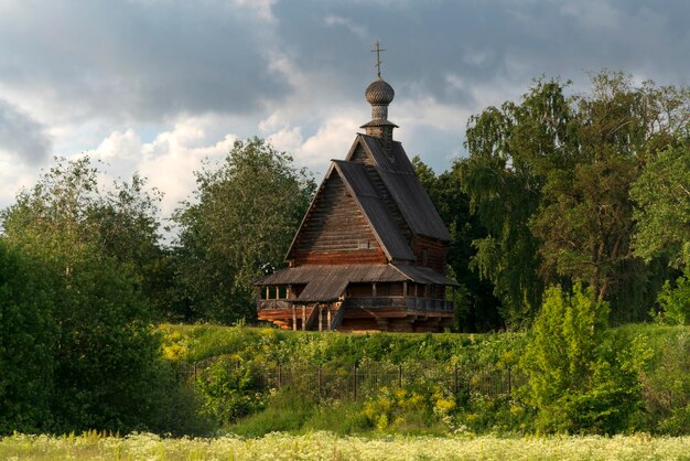Foto chiesa di san nicola nel cremlino di suzdal in una soleggiata giornata estiva nella regione di suzdal vladimir, russia