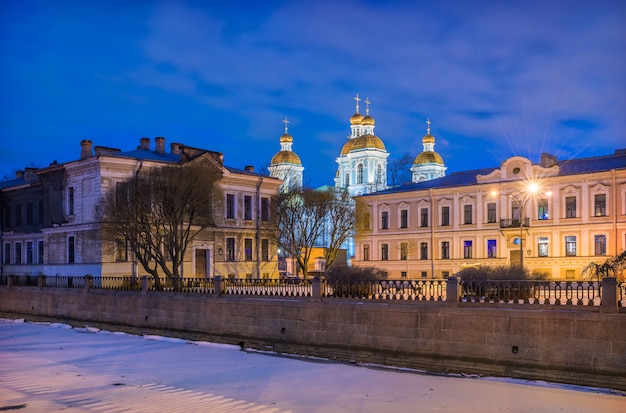 St. Nicholas Naval Cathedral in St. Petersburg en het Griboyedov-kanaal onder de blauwe nachthemel