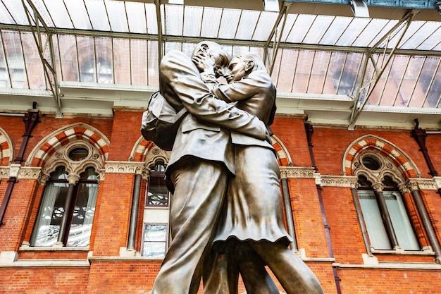 St. Pancras International treinstation, The Meeting Place Statue in de stationshal, London, UK