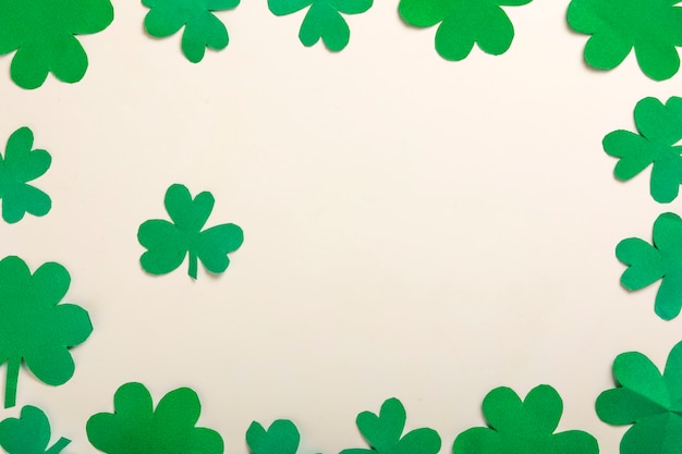 St Patrick dagachtergrond, het blad van de klaverblaver met exemplaarruimte