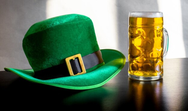 St. Patrick daghoed van een kabouter en een glas bier op grijs