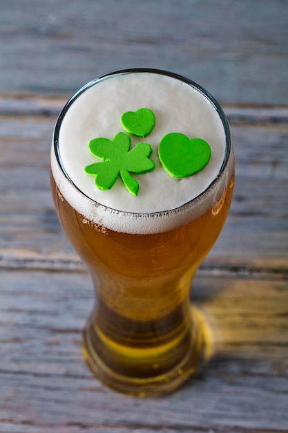 Birra del giorno di san patrizio con trifoglio verde