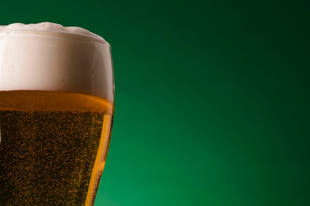 St patrick's day-bier tegen een groene achtergrond