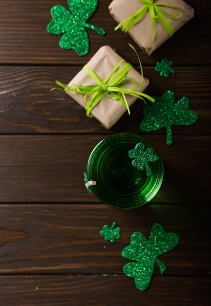 Photo st. patrick's day green beer pint, decorated with shamrock leaves. patrick day pub party, celebrating.