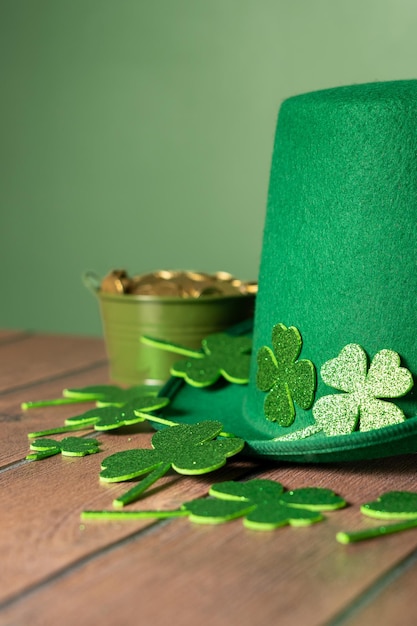 St. Patrick's Day vieren met een vleugje geluk groene hoed, klavers en munten op een houten tafel