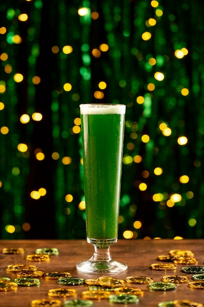 St. patrick's day viering met groene drank